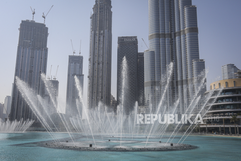 Pertunjukan air mancur di depan gedung Burj Khalifa di Dubai, Uni Emirat Arab, Selasa (2/11/2021). Pejabat kesehatan di Uni Emirat Arab (UEA) mengumumkan bahwa semua sekolah dan universitas akan kembali ke kapasitas 100 persen mulai Januari 2022. Kebijakan ini diterapkan setelah melihat angka Covid-19 yang rendah.