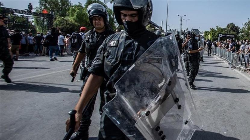 Pasukan keamanan Tunisia pada Senin (26/7) menggerebek kantor berita Qatar Aljazirah di ibu kota Tunis dan meminta para staf di dalam untuk meninggalkan kantor tersebut.