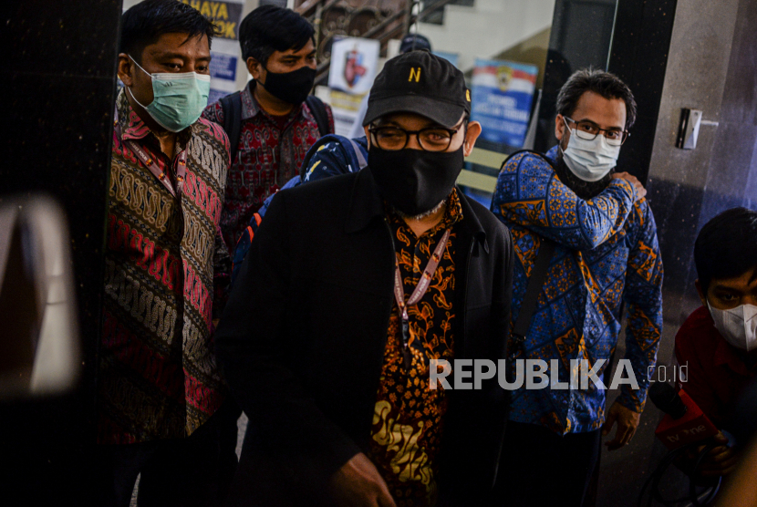 Mantan Penyidik KPK Novel Baswedan usai mengikuti uji kompetensi di Gedung Transnasional Crime Center (TNCC), Divisi Humas Polri, Jakarta, Selasa (7/12). Sebanyak 44 mantan pegawai KPK menjalani tes asesmen atau uji kompetensi dalam rangka perekrutan sebagai Aparatur Sipil Negara (ASN) Polri. Republika/Putra M. Akbar