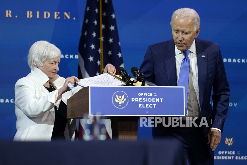  Presiden terpilih Joe Biden, kanan, mencari topeng wajahnya di podium saat Janet Yellen, yang dicalonkan Biden untuk menjabat sebagai Menteri Keuangan, membantunya mencari di teater The Queen, Selasa, 1 Desember 2020, di Wilmington, Del.