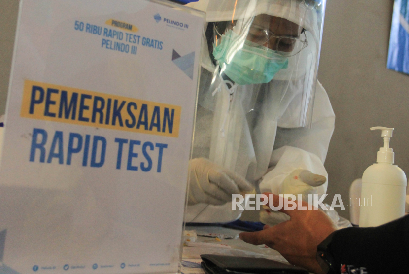 Warga mengikuti tes diagnostik cepat (Rapid Test) COVID-19 di terminal penumpang kapal Ro-Ro, Jamrud Selatan, Pelabuhan Tanjung Perak Surabaya, Jawa Timur, Rabu (10/6/2020). PT Pelabuhan Indonesia III (Persero) menggelar tes diagnostik cepat (Rapid Test) COVID-19 massal gratis terhadap Anak Buah Kapal (ABK), pekerja pelabuhan, personel Polri dan TNI untuk mengetahui kondisi kesehatan mereka dalam upaya memutus rantai penularan COVID-19