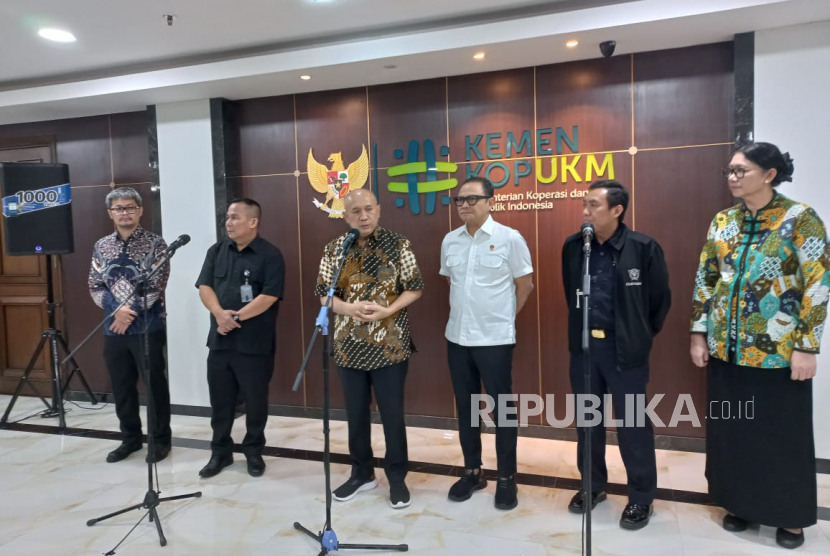 Menteri Koperasi dan UKM Teten Masduki memimpin rapat koordinasi terkait tindak lanjut bisnis pakaian bekas impor ilegal di e-commerce, di Gedung Kementerian Koperasi dan UKM, Jakarta, Kamis (6/4/2023).