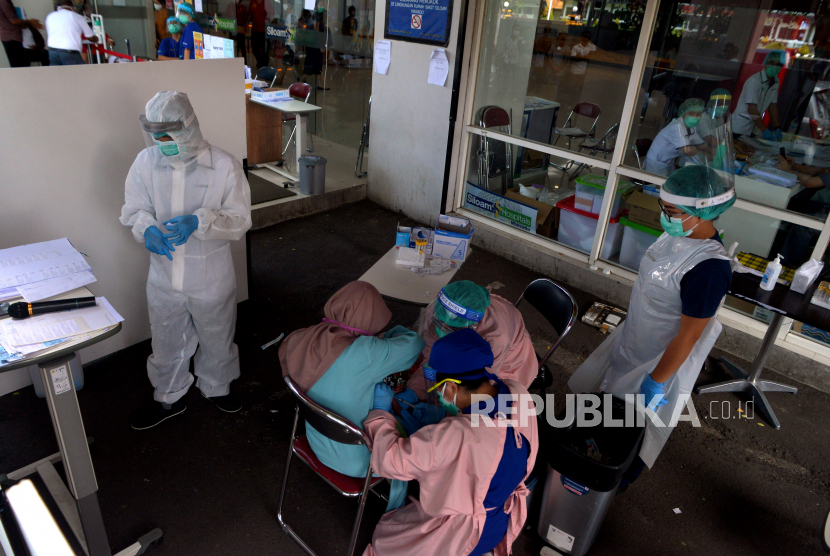 Petugas kesehatan mengambil sampel darah saat tes cepat (rapid test) Covid-19 mandiri di salah satu Rumah Sakit di Manado, Sulawesi Utara, Jumat (19/6/2020). Manado menjadi kota terbanyak dengan kasus harian Covid-19 di Sulut (ilustrasi). 