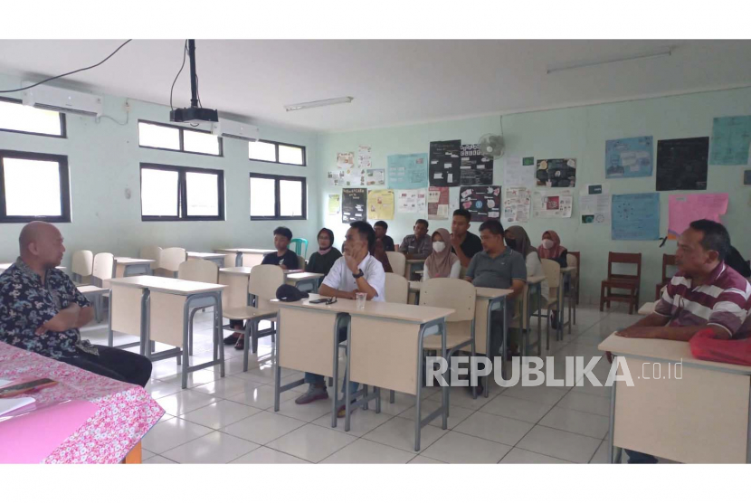 Sekitar 20 warga RW 16 Kelurahan Pejuang Kecamatan Medan Satria Kota Bekasi menggelar audiensi di SMAN 10 Kota Bekasi, Jumat (7/7/2023). Aksi ini sebagai bentuk protes banyak warga sekitar SMAN 10 tidak diterima di sekolah tersebut. 
