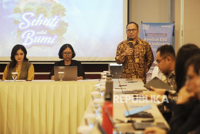 Direktur Operasional Republika Nur Hasan Murtiaji memberikan sambutan dalam FGD Republika bertajuk Rembuk ESG untuk Indonesia di Gedung Bursa Efek Indonesia Jakarta, Kamis (4/7/2024). 