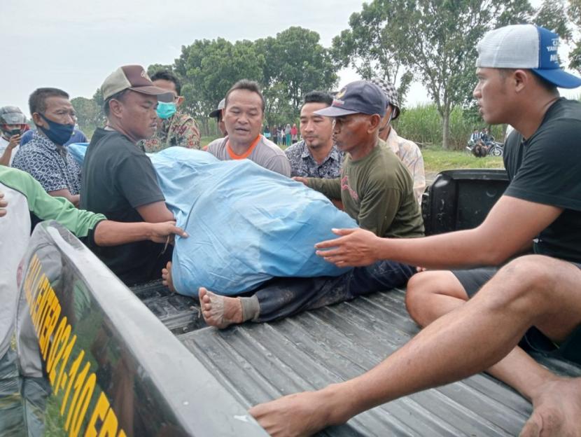 Mayat Wahyu saat dinaikkan mobil patroli untuk dibawa ke rumah duka.(Foto: Elok Aprianto)