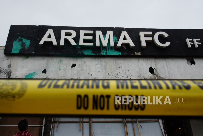 Kondisi Kantor Arema FC setelah diserang sekelompok pengunjuk rasa saat aksi lanjutan Arema Bersikap, Malang, Jawa Timur,  Ahad (29/1/2023). Aksi yang berujung dengan perusakan Kantor Arema FC tersebut mengakibatkan sedikitnya tiga pegawai kantor Arema FC mengalami luka berat. ANTARA FOTO/Irfan Sumanjaya