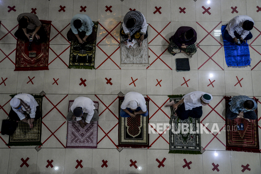 Sejumlah umat muslim menunggu waktu pelaksanaan ibadah Shalat Idul Adha di Masjid Agung Al-Barkah, Bekasi, Jawa Barat. Pemerintah Kota Bekasi mengeluarkan aturan mengenai tata cara ibadah Ramadan 2021. Hal ini mengingat pandemi Covid-19 yang belum juga berakhir.