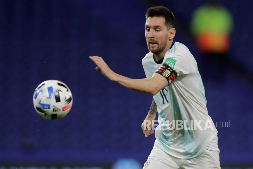  Lionel Messi beraksi melawan Paraguay selama pertandingan hari ketiga kualifikasi Amerika Selatan untuk Piala Dunia Qatar 2022, di Stadion Alberto J Armando. 