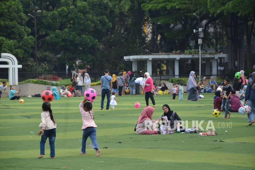 Sejumlah pengunjung Alun-alun Kota Bandung, Kamis (2/5/2024). Gelombang panas tingkatkan permintaan AC.