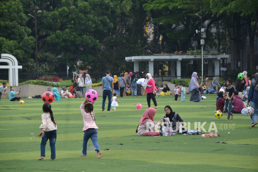 Sejumlah pengunjung Alun-alun Kota Bandung, beraktivitas dipinggiran lapangan rumput sintetis yang teduh