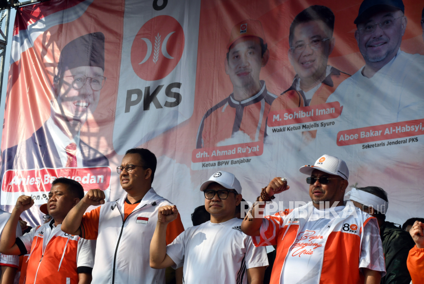 Anies Baswedan (kedua kiri) bersama Muhaimin Iskandar (kedua kanan), dan Wakil Ketua Majelis Syuro PKS Sohibul Iman (kiri). Ketum PKB Muhaimin Iskandar sebut koalisi dengan PKS layaknya reuni.