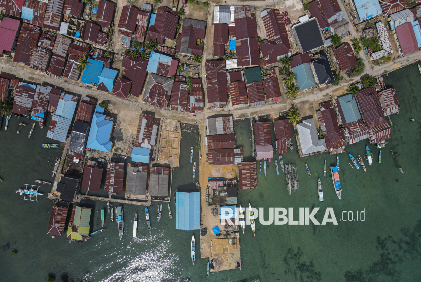 Foto udara kampung warna warni di Kelurahan Tondonggue, Kecamatan Nambo, Kendari, Sulawesi Tenggara, Selasa (24/6/2025). Pemerintah Kota Kendari mengusulkan pembentukan kampung nelayan merah putih (KNMP) ke Kementerian Perikanan dan Kelautan (KKP) bagi wilayah pesisir di kota itu yakni pada Kelurahan Tondonggeu, Sambuli, dan Puday yang mayoritas dihuni oleh nelayan. 