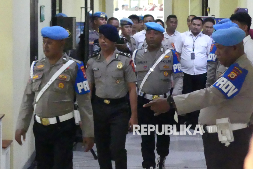 Anggota Propam Polri membawa tersangka selaku Bripda Mesias Viktor Siahaya (kedua kiri) menuju ruang Sidang Komisi Kode Etik Profesi (KKEP) Polri di Mapolda Maluku, Ambon, Maluku, Selasa (24/2/2026). Majelis Sidang KKEP Polri menjatuhkan sanksi pemberhentian tidak dengan hormat (PTDH) Bripda Mesias Viktor Siahaya selaku anggota Brimob yang diduga telah menganiaya seorang siswa di Tual hingga meninggal dunia. 