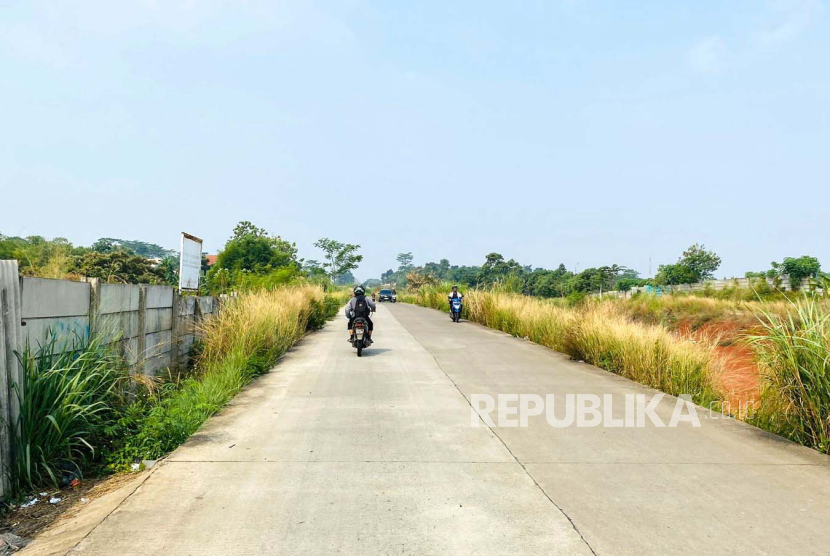 Kondisi ruas Jalan Raya Bojonggede-Kemang (Bomang) yang menghubungkan Jalan Tegar Beriman Cibinong dengan Jalan Raya Parung, Kabupaten Bogor, Jawa Barat, Selasa (26/9/2023). 