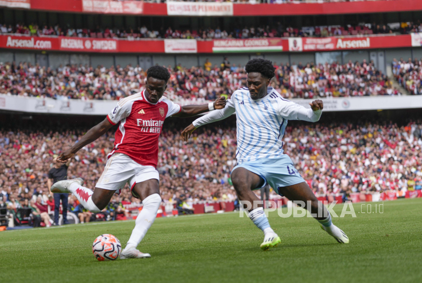 Winger Arsenal Bukayo Saka (kiri), pencetak gol kedua timnya ke gawang Nottingham Forest di Liga Primer Inggris.