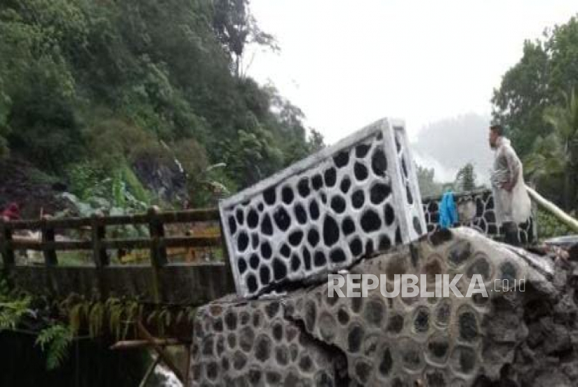 Jembatan di Desa Linggarjati, Kecamatan Pamulihan, Kabupaten Garut, mengalami kerusakan, Jumat (20/1/2023). Jembatan di Pamulihan Garut Rusak, Kendaraan tak Bisa Melintas