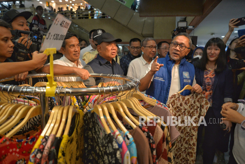 Menteri Perdagangan Zulkifli Hasan saat berkunjung di ITC Mangga Dua, Jakarta, Ahad (17/3/2024). Kunjungan tersebut dalam rangka memantau stabilitas harga sandang di saat Ramadhan dan Jelang Lebaran.