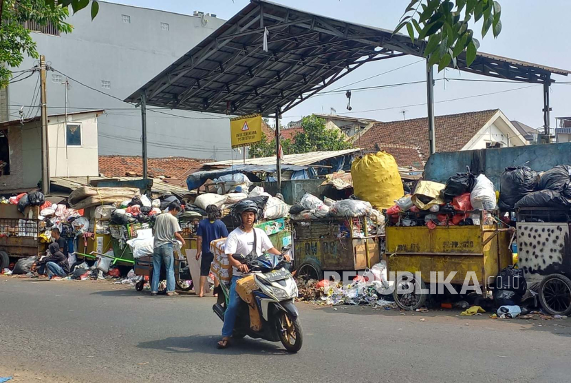 Antrean sampah di TPS Pagarsih, Kota Bandung masih mengular akibat tidak dapat terangkut ke TPa Sarimukti yang ditutup sementara, Senin (28/8/2023). Sampah pun menumpuk di beberapa ruas jalan di Kota Bandung.
