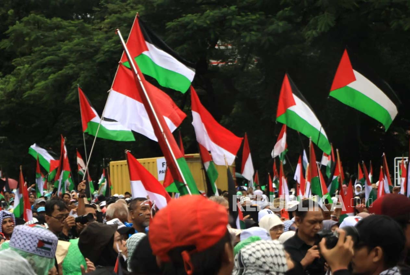 Ratusan Massa turut serta dalam aksi solidaritas Palestina dengan memboikot produk terafiliasi Israel, di depan kedutaan besar Amerika Serikat di Jakarta, Sabtu (9/3/2024).