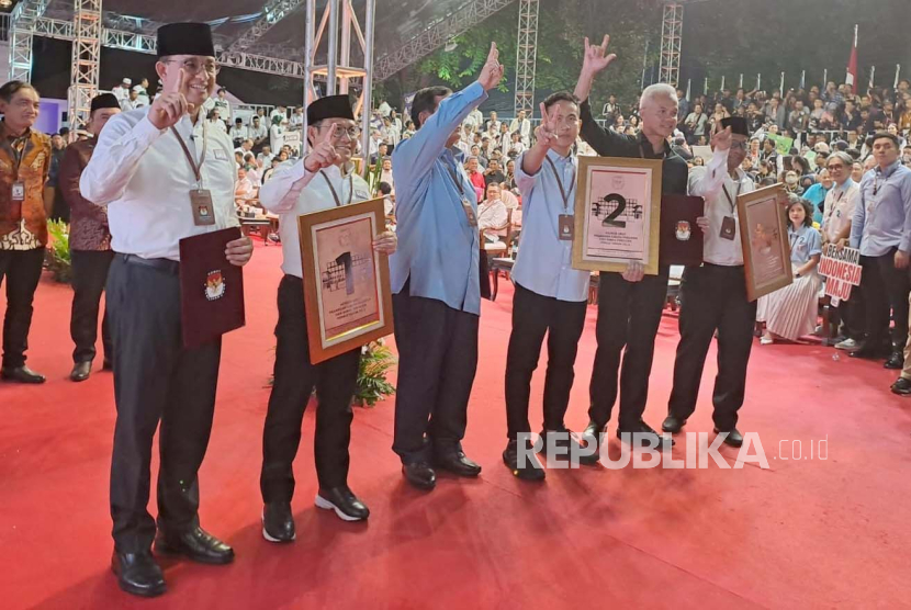 Tiga paslon capres-cawapres berfoto bersama usai pengundian nomor urut di Kantor KPU RI, Jakarta Pusat, Selasa (14/11/2023) malam.