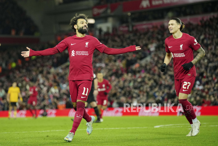  Striker Liverpool, Mohamed Salah (kiri) akan melakoni laga ke-300 selama berkarier di Inggris pada laga Brighton and Hove Albion vs Liverpool, Sabtu (14/1/2023) malam WIB. (ilustrasi)