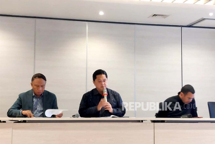 Ketum PSSI Erick Thohir (tengah) dalam konferensi pers PT Garuda Sepakbola Indonesia di Jakarta, Jumat (23/6/2023).  