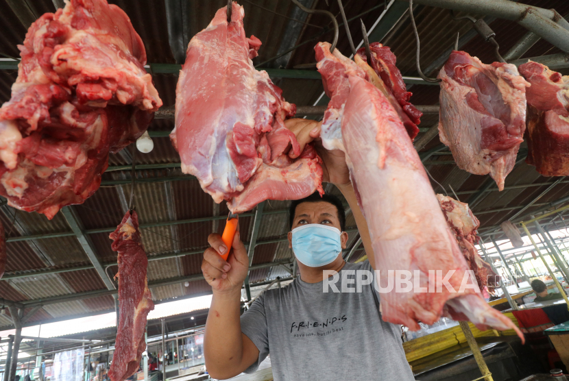 Penjual memotong daging sapi dagangannya di Pasar Setonobetek, Kota Kediri, Jawa Timur, Rabu (20/1/2021). Harga daging sapi di daerah tersebut stabil pada kisaran harga Rp100 ribu per kilogram dan tidak terpengaruh oleh tingginya harga daging sapi impor karena pedagang mengandalkan pasokan daging dari peternak sapi lokal. 
