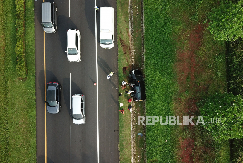 Kendaraan minibus mengalami kecelakaan lalu lintas di ruas tol Cipali. (ilustrasi)