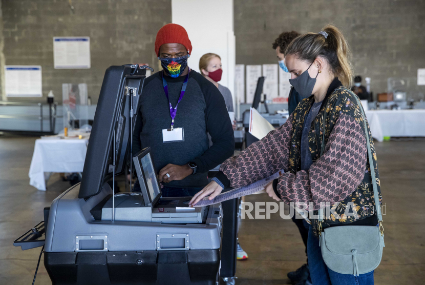  Seorang penduduk Washington, DC memberikan suara di tempat pemungutan suara di dalam Union Market di Washington, DC, AS, 02 November 2020. Berbicara pada hari Minggu, Presiden AS Donald J. Trump berkata, 