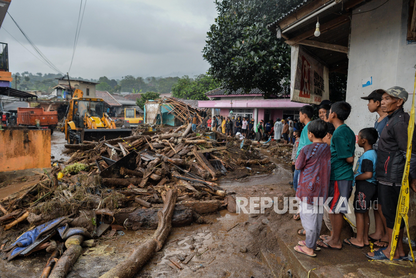 Badan Nasional Penanggulangan Bencana (BNPB) mencatat sekitar 4,5 juta masyarakat terpaksa mengungsi akibat bencana alam di Indonesia selama Januari hingga 9 Oktober 2020. [Ilustrasi banjir bandang menyebabkan warga mengungsi]