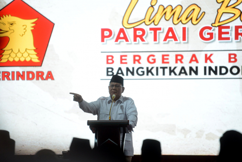 Ketua Umum Partai Gerindra Prabowo Subianto memberikan pidato saat perayaan hari ulang tahun (HUT) ke-15 di Kantor DPP Partai Gerindra, Jakarta, Senin (6/2/2023). HUT Partai Gerindra Ke-15 tersebut mengangkat tema Bergerak Bersama Bangkitkan Indonesia.
