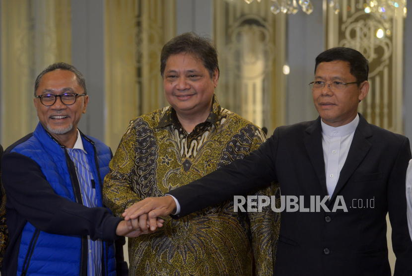 Ketua Umum DPP Partai Golkar Airlangga Hartarto (tengah), Ketua Umum DPP PAN Zulkifli Hasan (kiri) dan Plt Ketua Umum DPP PPP Muhamad Mardiono (kanan) berfoto usai melakukan pertemuan makan malam di Jakarta, Rabu (30/11/2022).
