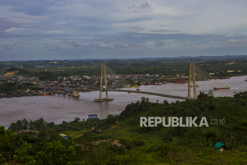 Jembatan Mahkota II yang terbentang di atas Sungai Mahakam di Samarinda, Kalimantan Timur, Senin (7/2/2022). Samarinda yang merupakan Ibu Kota Kalimantan Timur tersebut menjadi salah satu Kota Penyangga Ibu Kota Negara (IKN) Nusantara dengan perannya sebagai pusat sejarah Kalimantan Timur dalam sektor energi terbarukan. 