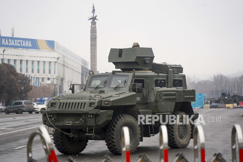 Tentara Kazakhstan berpatroli di alun-alun pusat dengan gedung balai kota setelah bentrokan di Almaty, Kazakhstan, Jumat, 7 Januari 2022. 