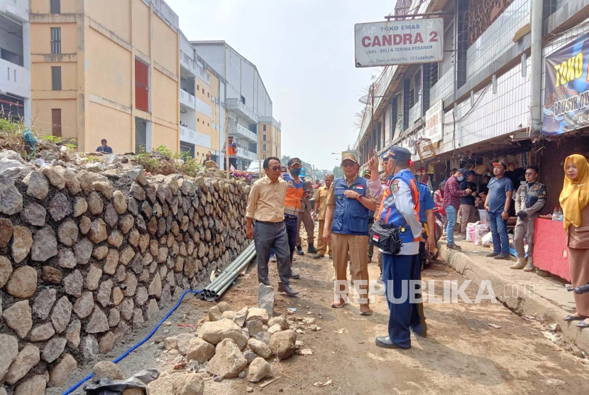 Wali Kota Sukabumi Achmad Fahmi memantau upaya normalisasi Jalan Stasiun Barat, yang mengarah ke Pasar Pelita, Kota Sukabumi, Jawa Barat, Senin (28/8/2023).