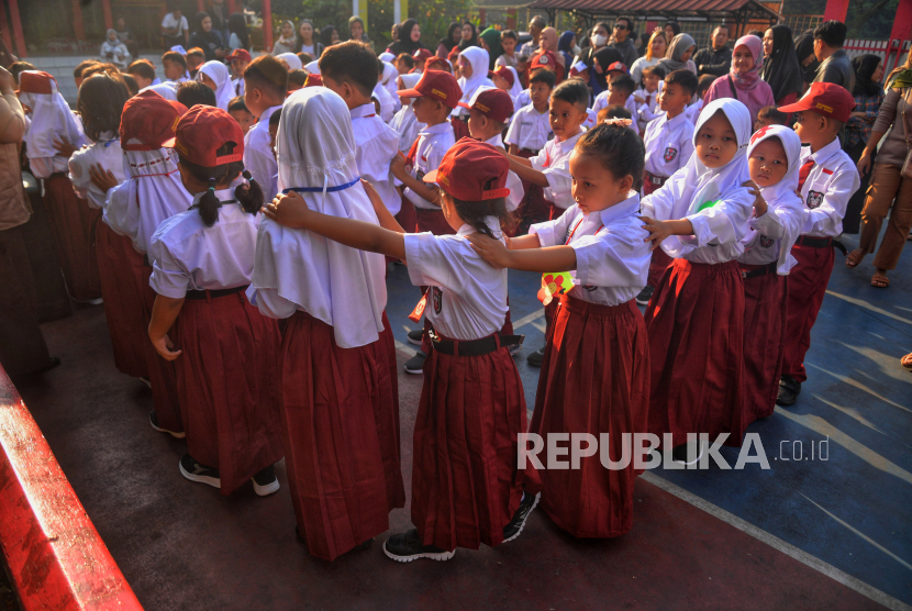 Anak bersekolah (ilustrasi). Tujuh Kebiasaan Anak Indonesia Hebat (7 KAIH) dirancang untuk membangun karakter anak menjadi pribadi yang berintegritas, produktif, dan kolaboratif serta membentuk pola hidup sehat dan tanggung jawab yang mendalam.