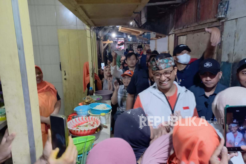 Anies Baswedan saat berkunjung ke Pasar Cikurubuk Kota Tasikmalaya, Sabtu (2/9/2023). 