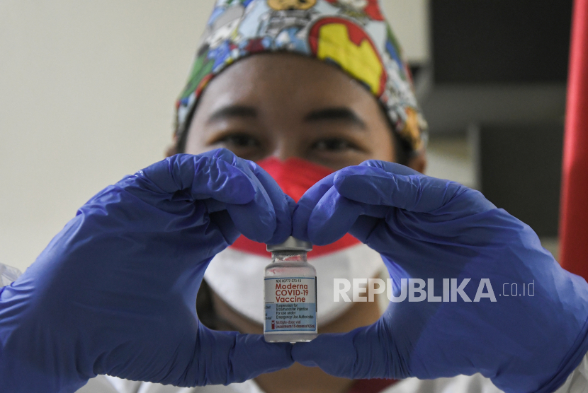 Vaksinator menunjukkan vaksin Moderna untuk dosis ketiga atau booster di RSUD Matraman, Jakarta Timur. Kemenkes menegaskan vaksin booster hanya diperbolehkan untuk tenaga kesehatan.