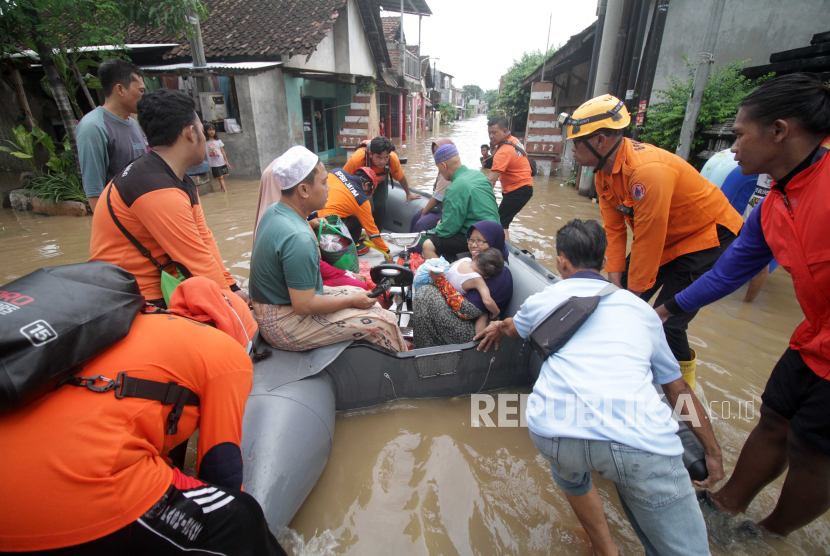 (ILUSTRASI) Petugas Badan Penanggulangan Bencana Daerah (BPBD) Jawa Timur membantu warga terdampak banjir di wilayah Kraton, Pasuruan.