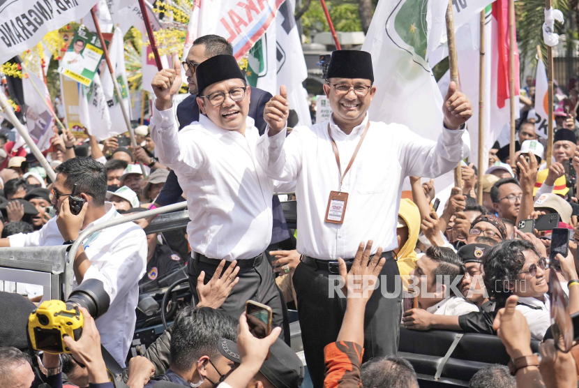 Calon Presiden Anies Baswedan (kanan) dan calon wakil presiden A Muhaimin Iskandarr saat menuju KPU untuk pendaftaran, Kamis (19/10/2023).