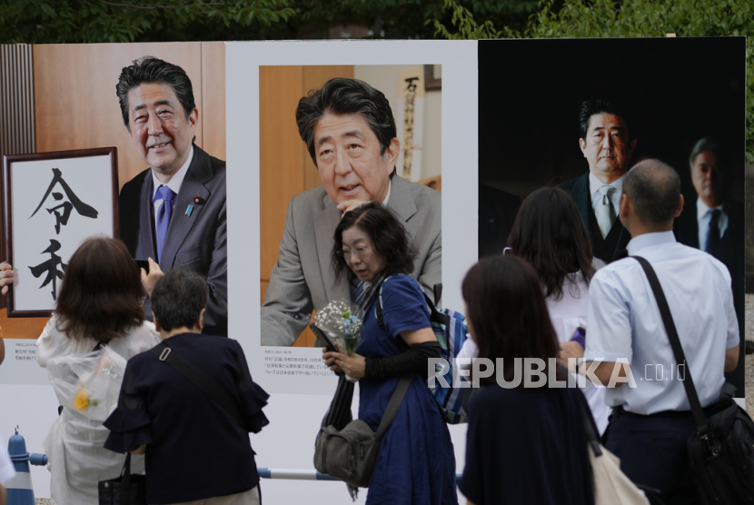 Rakyat Jepang memperingati satu tahun kematian mantan Perdana Menteri Shinzo Abe.