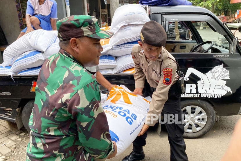 Ilustrasi personel TNI Polri di Purbalingga menyiapkan bantuan untuk korban bencana.