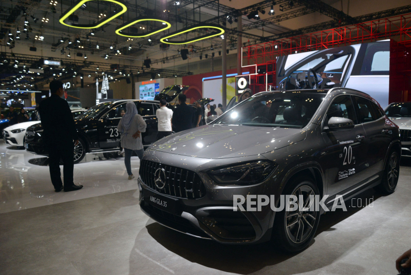 Sejumlah Mobil Mercedes Benz dipamerkan saat Ajang Gaikindo Indonesia International Auto Show (GIIAS) 2024 di ICE BSD, Tangerang,Banten (18/7/2024).