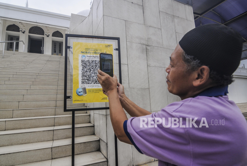 Kadisbintalal: Digitalisasi Masjid Kontrol Paham Radikalisme. Warga memindai QR Barcode untuk membayar zakat di Masjid Agung Al-Azhar, Jakarta.