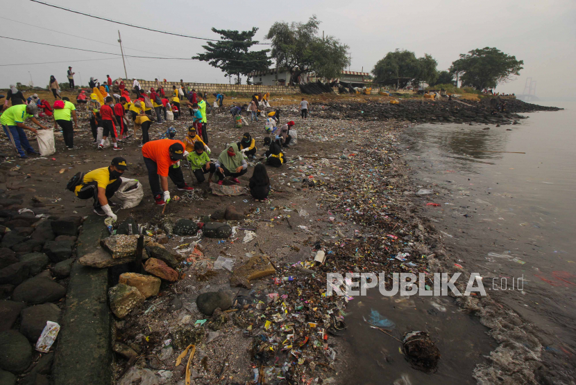 Warga memungut sampah di pinggir pantai di kawasan Kedung Cowek, Surabaya, Jawa Timur, (ilustrasi).