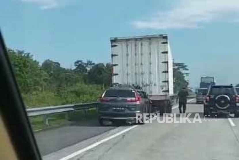 Tangkapan layar, kondisi mobil saat menabrak bagian belakang truck di tol Semarang-Solo km 472+800, Sabtu (15/4/2023).