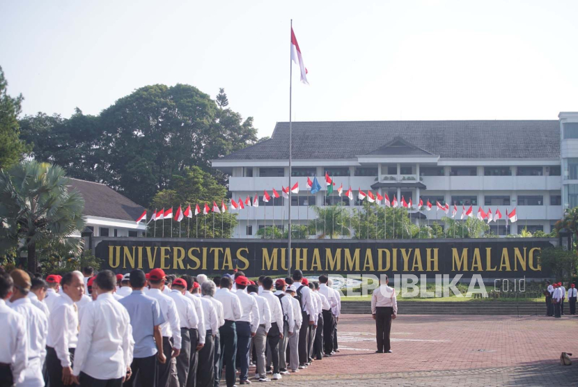 Rektor UMM Prof Nazaruddin Malik menjadi inspektur upacara peringatan Hari Pendidikan Nasional (Hardiknas) yang digelar di helipad UMM, Jawa Timur, Kamis (2/5/2024).