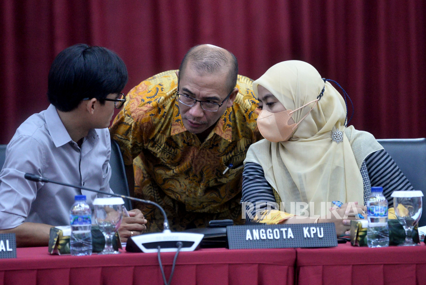 Ketua KPU Hasyim Asyari (tengah) berbincang dengan anggota KPU August Mellaz (kiri) dan Betty Epsilon Idroos (kanan).