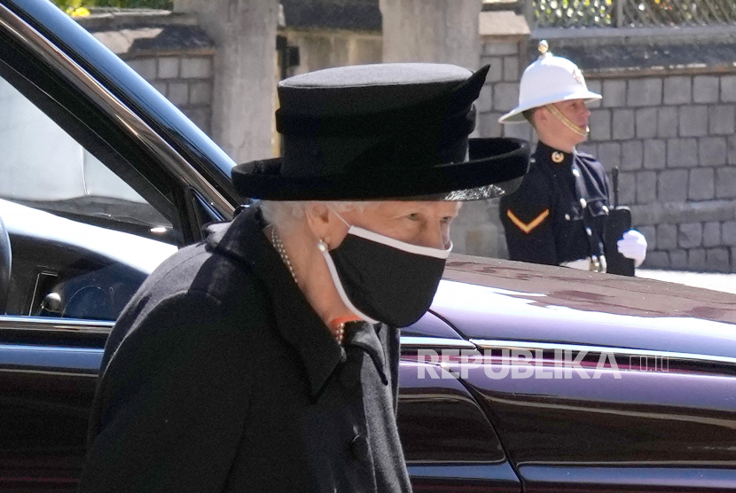  Ratu Inggris Elizabeth II tiba untuk menghadiri pemakaman Pangeran Philip dari Inggris, yang meninggal pada usia 99 tahun, di Kapel St George, di Windsor, Inggris, 17 April 2021. 